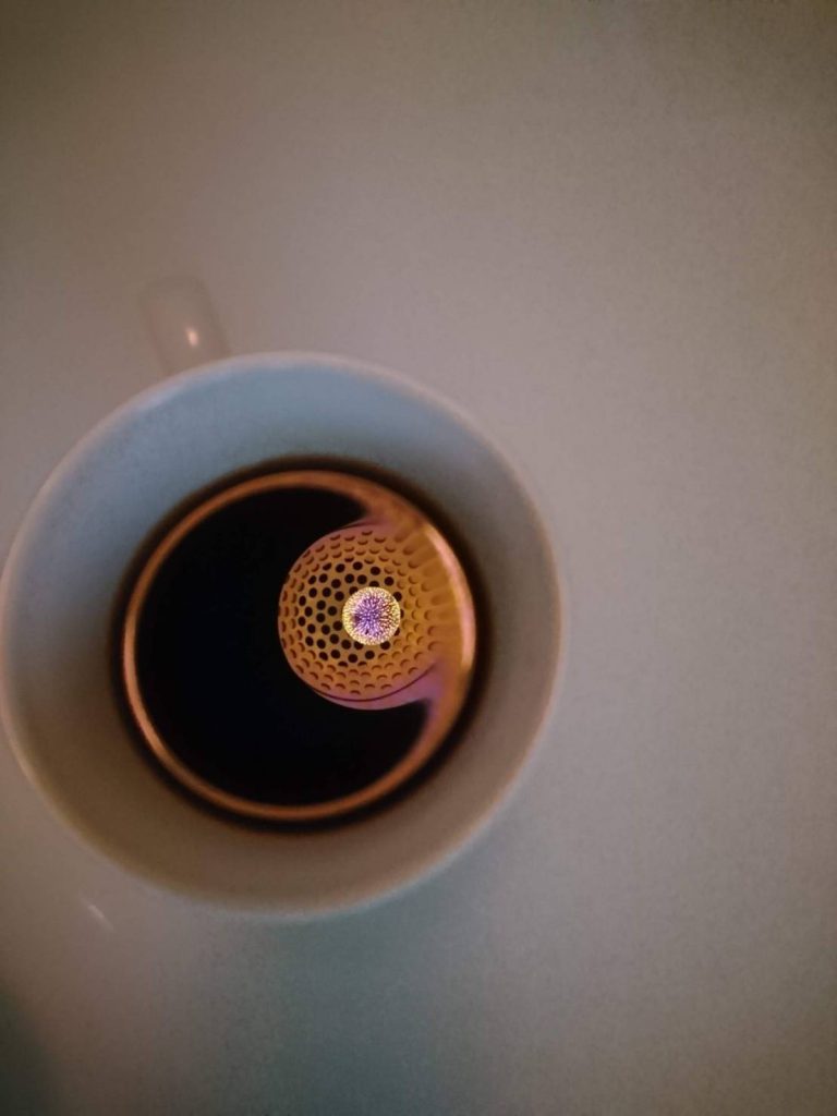 コーヒーの水面に幻想的に映る電球